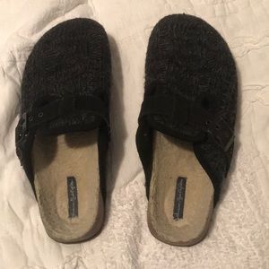 American Eagle clogs